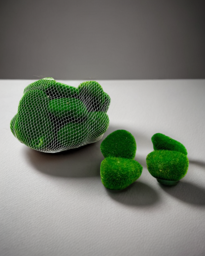 Bolsa de piedras artificiales con musgo, aprox 13 pzas
